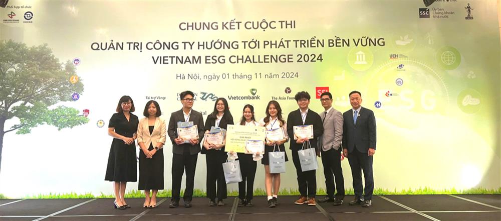 Ông Vũ Chí Dũng - Vụ trưởng Vụ Hợp tác Quốc tế, UBCKNN trao giải Nhất cho các thành viên đội Trường ĐH VinUniversity. 