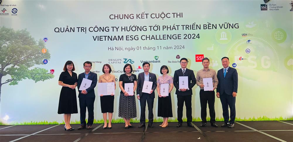 Các thành viên Ban Giám khảo nhận Thư cám ơn từ Ban tổ chức cuộc thi.